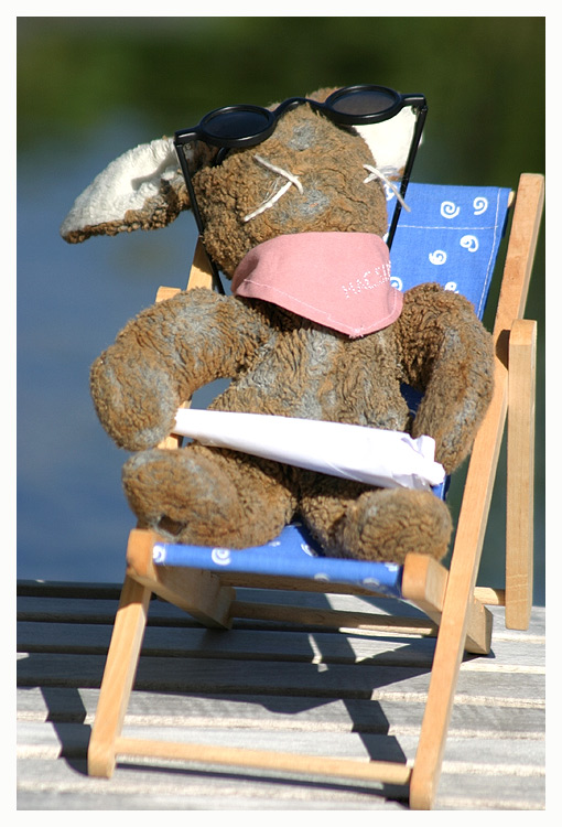 Liegt ein Hase am Baggersee in seinem Liegestuhl, raucht einen Tsoint, .......