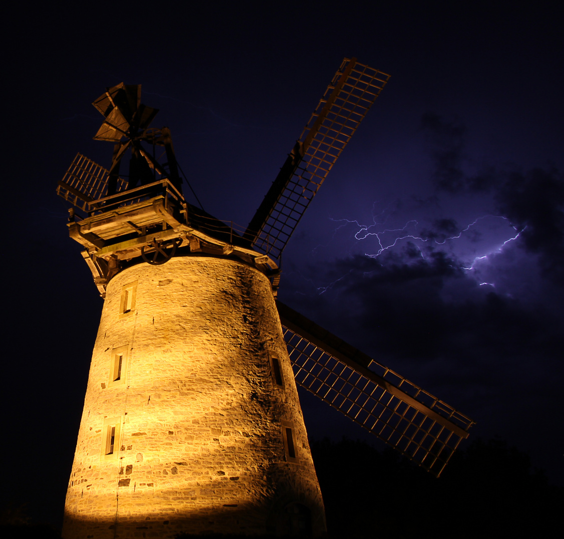 Liesbergmühle in Enger (NRW) bei Nacht - Blitze und Gewitter - edited