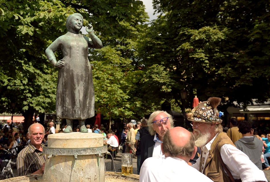 Liesl-Karlstadt-Brunnen auf dem Viktualienmarkt in München. Den Viktualienmarkt...