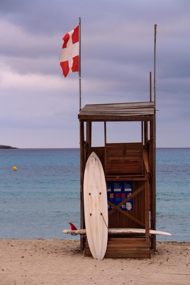 Lifeguard Hochsitz am Strand von S'illot/SaComa