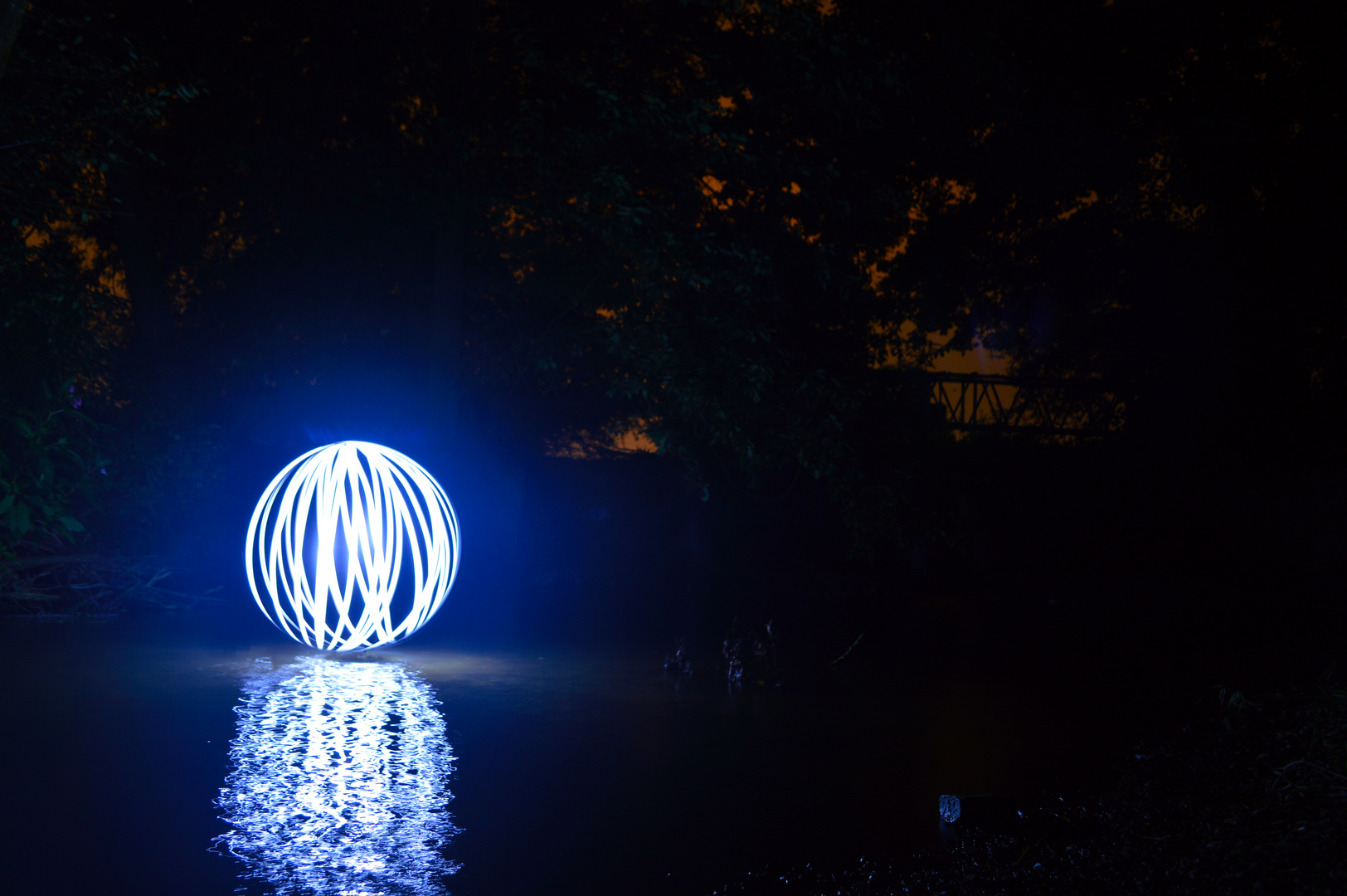 Lightpainting im Fluss III