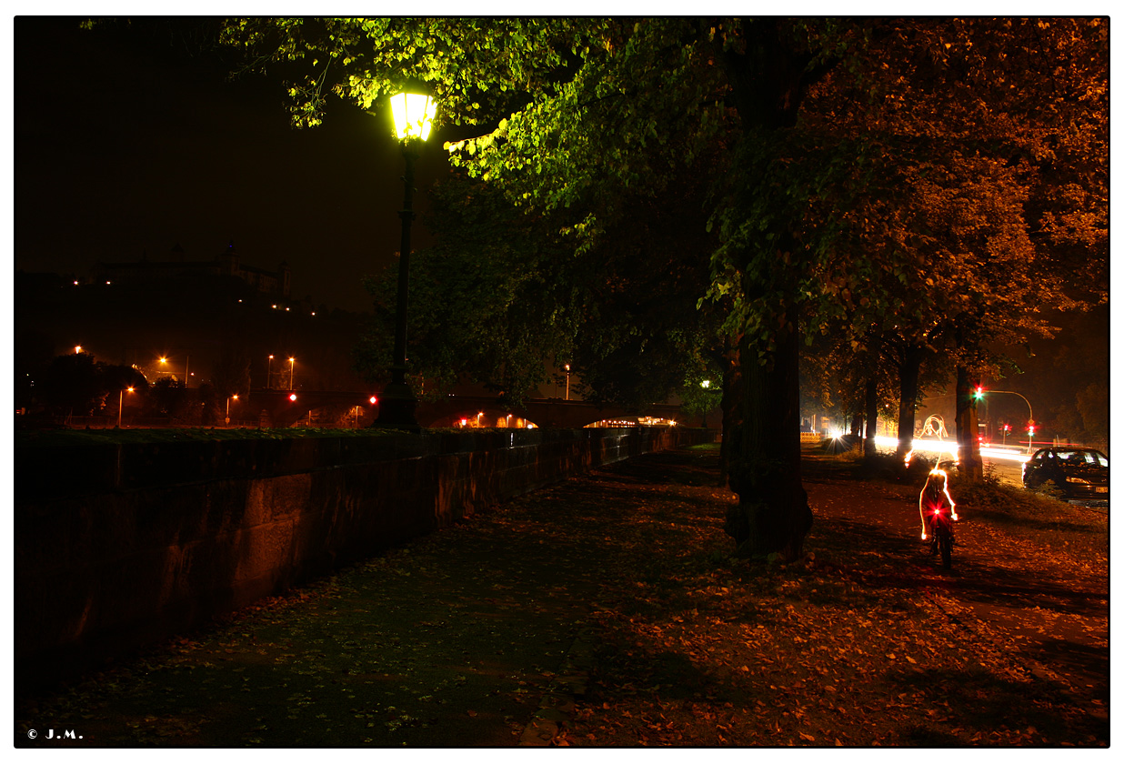 Lightpainting - wegfahrender Fahrradfahrer