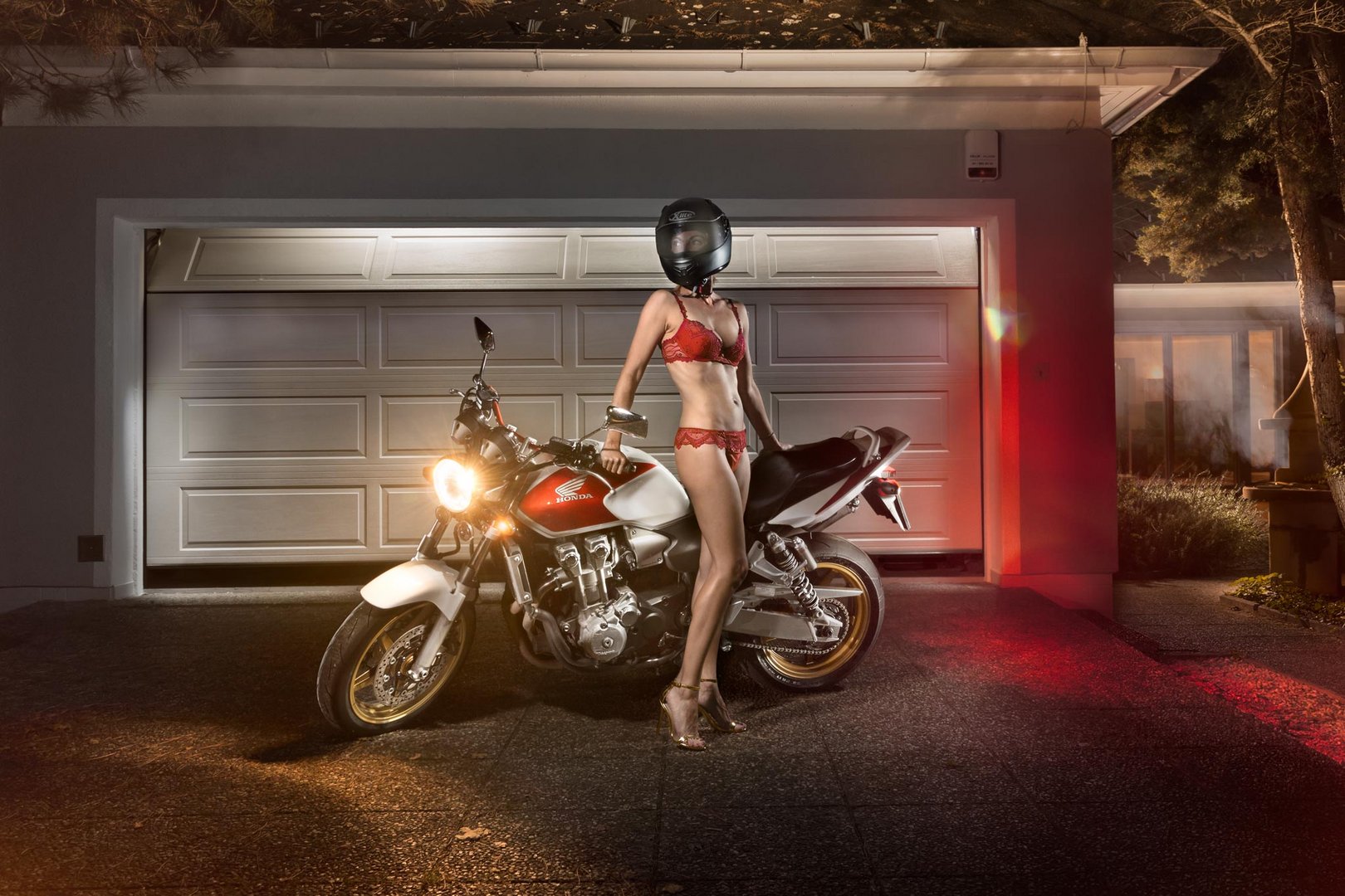 Lightrider-Honda-CB600-mit-Frau-vor-Garage-Motorrad-Fotografie