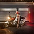 Lightrider-Honda-CB600-mit-Frau-vor-Garage-Motorrad-Fotografie