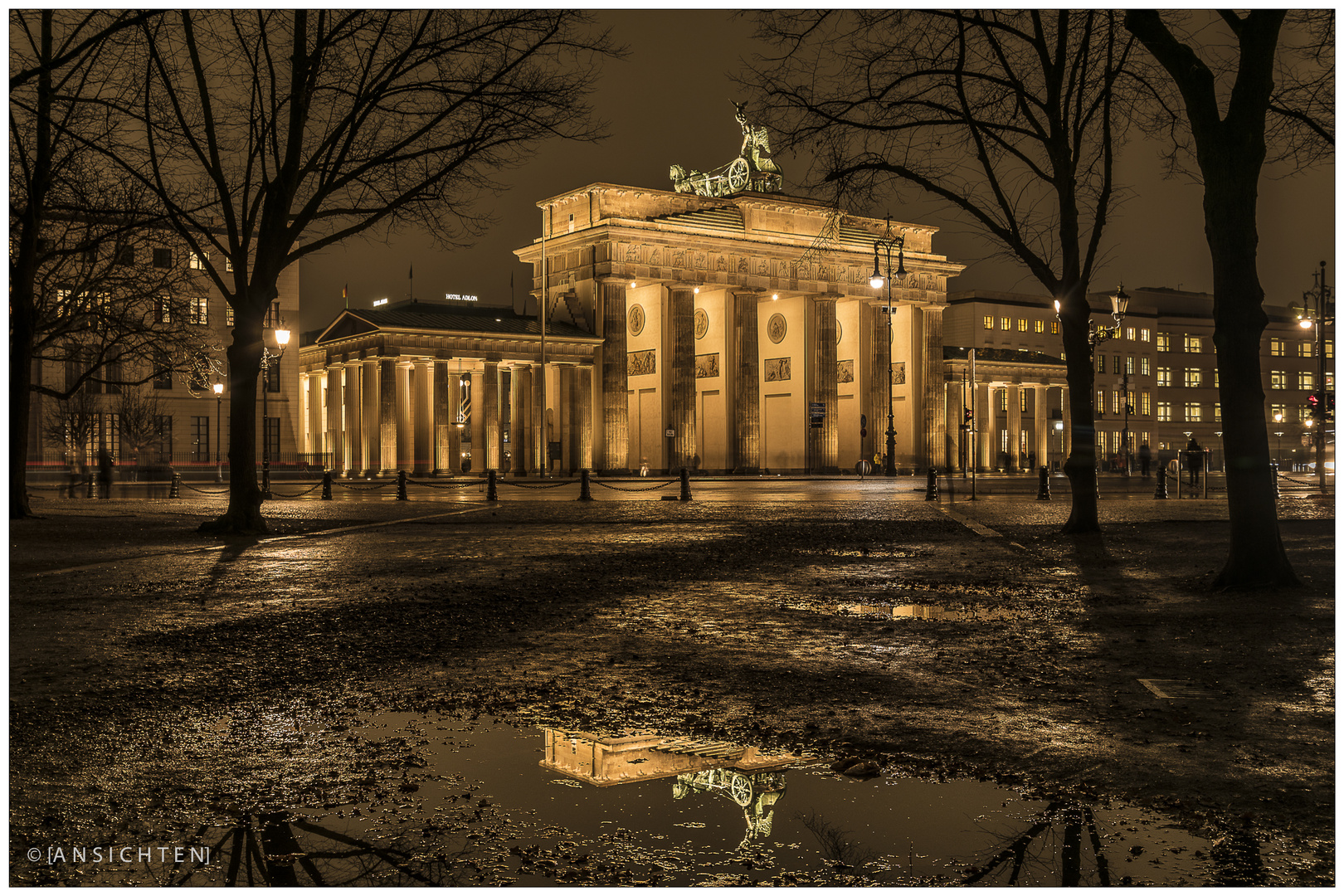 [lights of berlin - brandenburger tor - reflection]