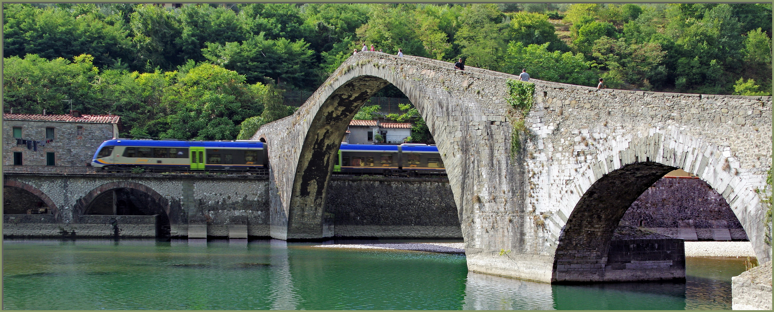 ligne de chemin de fer  insolite ....