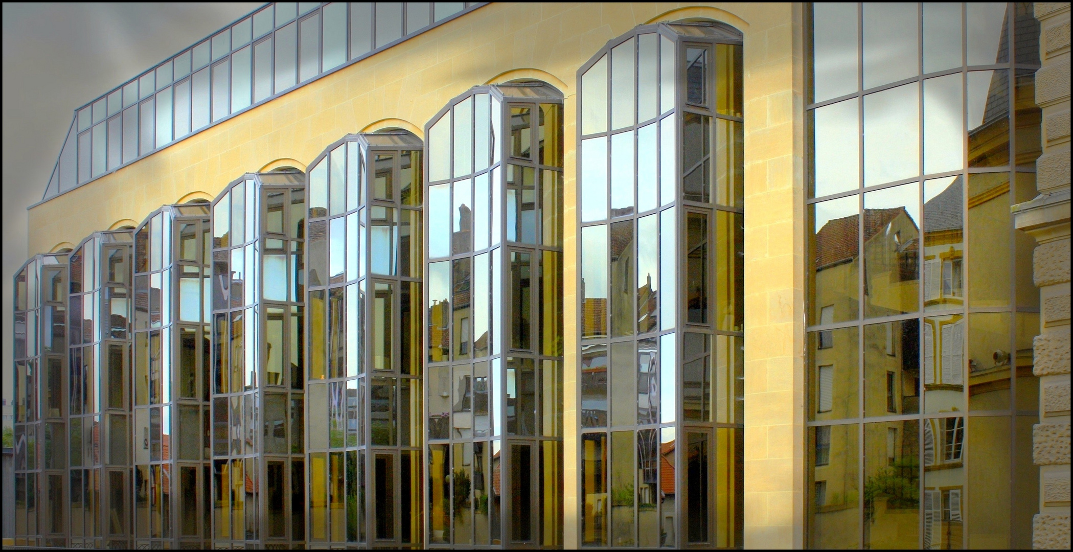 Lignes contemporaines et reflets de la vieille ville