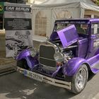 Lila Ford V8 Pick-up -Hot-Rod mit Kompressor