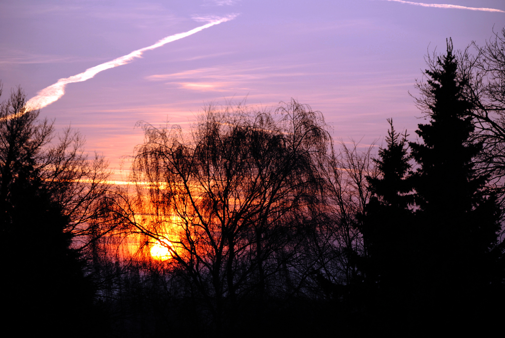 Lila Himmel, rote Sonne