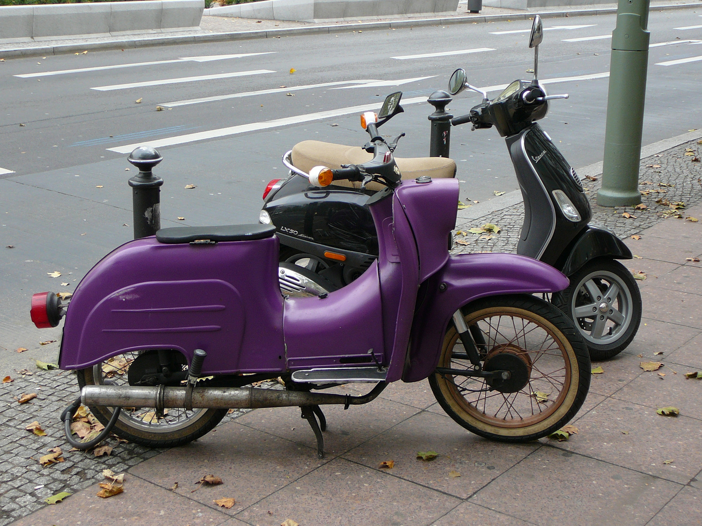 Lila Moped auf`m Kudamm