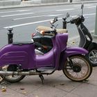 Lila Moped auf`m Kudamm