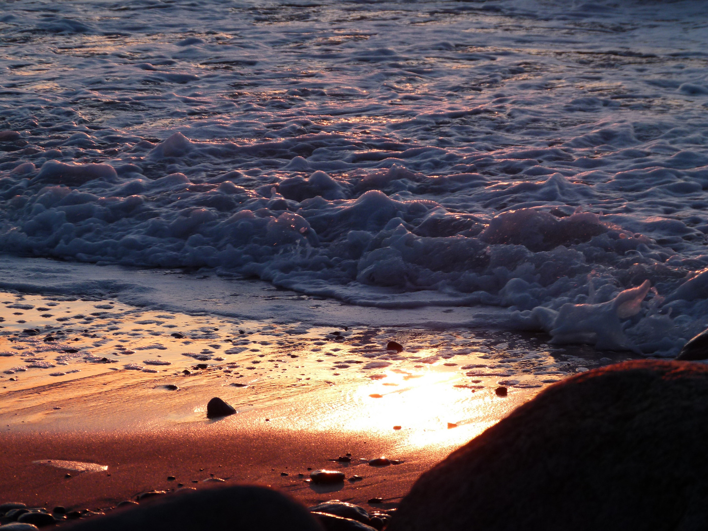 Lila Wasser im Sonnenuntergang