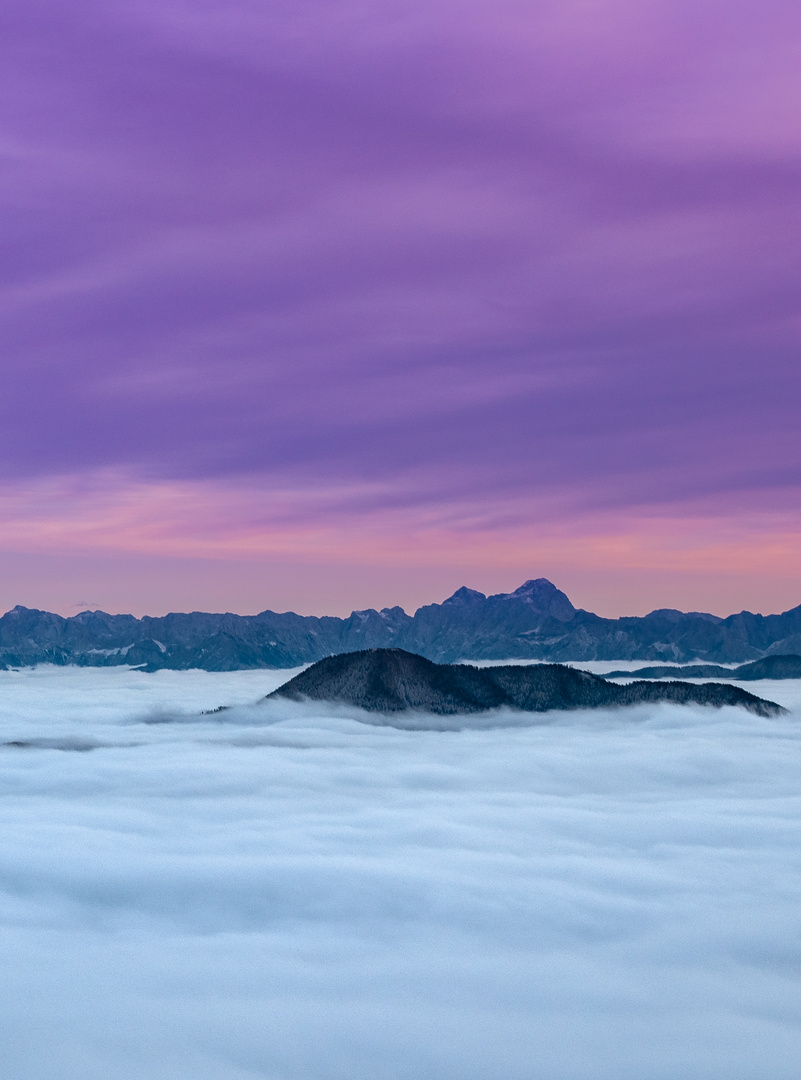 Lila Wolken über den Julischen Alpen