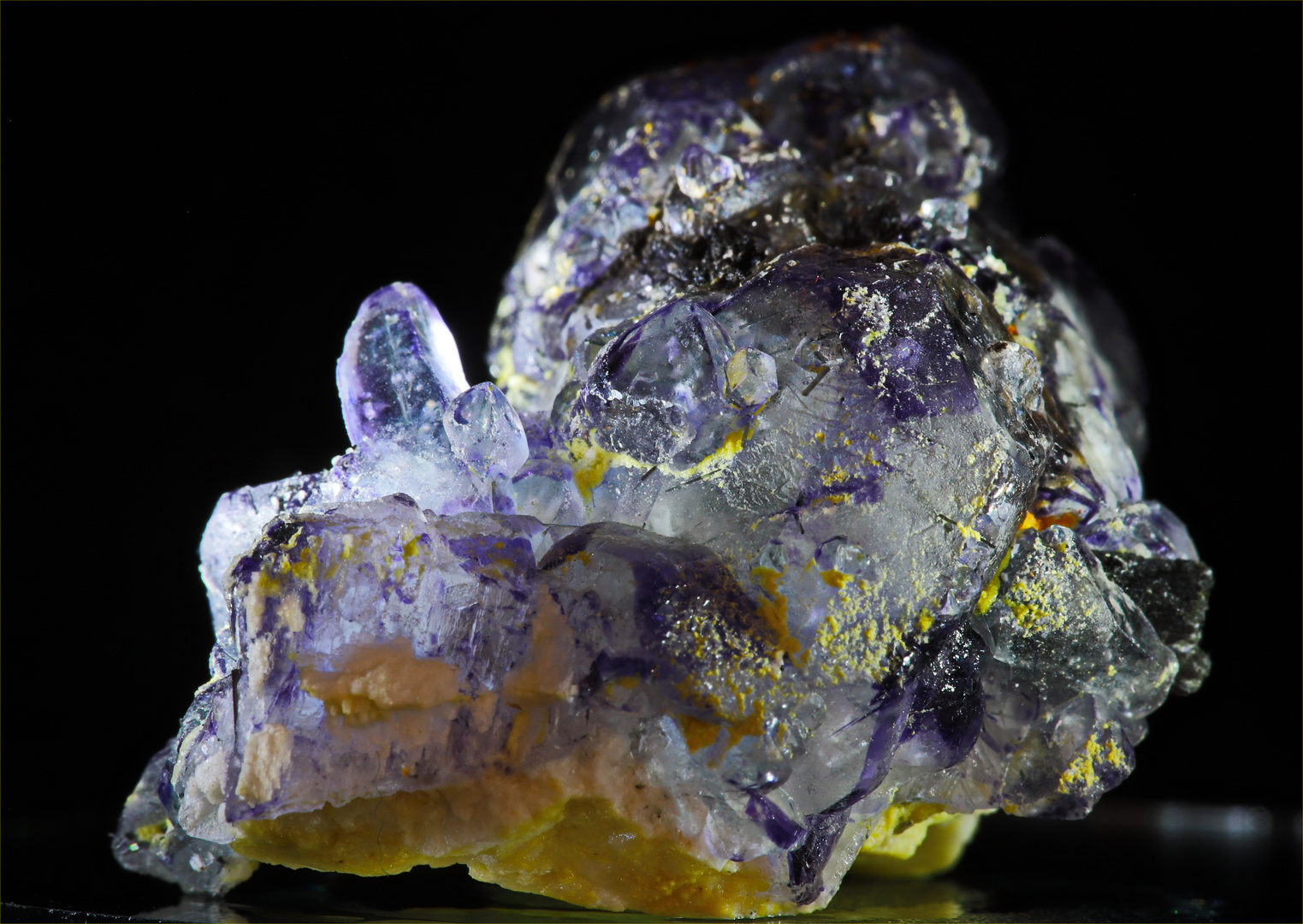 lilafarbige Fluorit-xx auf Feldspat, Okorusu, Namibia