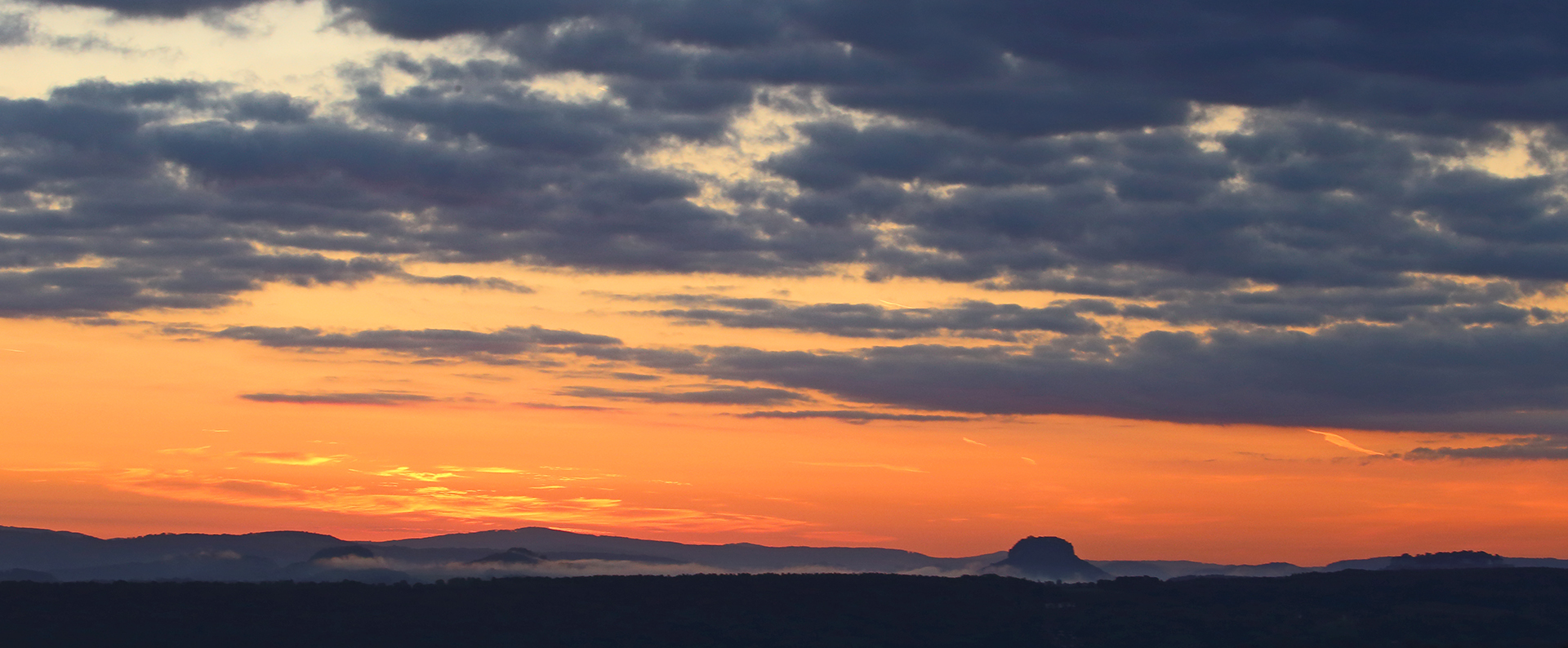 Lilienstein, Elbemorgennegbel und schöne dunkle Wolken...