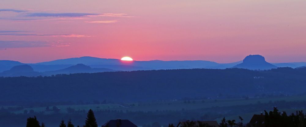 Lilienstein  und die Bärensteine flankieren den Sonnenaufgang...