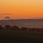 Lilienstein und Festung Königstein ragen aus dem Elbnebel und werden...