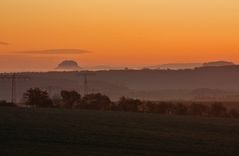 Lilienstein und Festung Königstein ragen aus dem Elbnebel und werden...