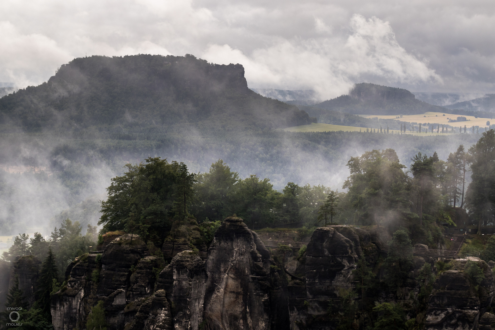 *Lilienstein und Pfaffenstein im Dunst*