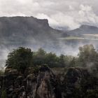 *Lilienstein und Pfaffenstein im Dunst*