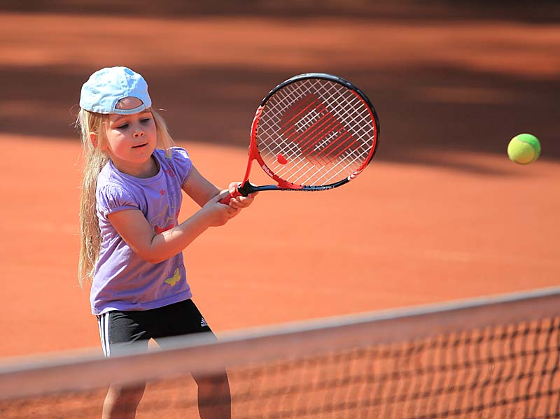 Lilly spielt Tennis in Lembeck