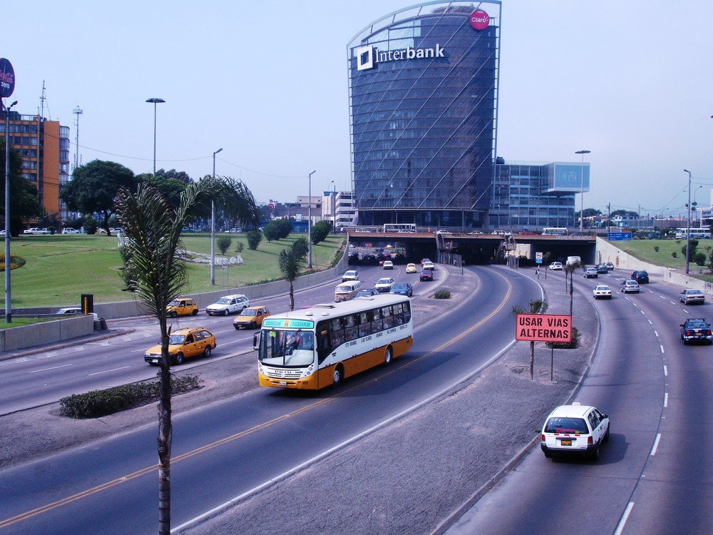 Lima-via expresa-ESTA FOTO LA TOME CUANDO ESTABA EN PERU