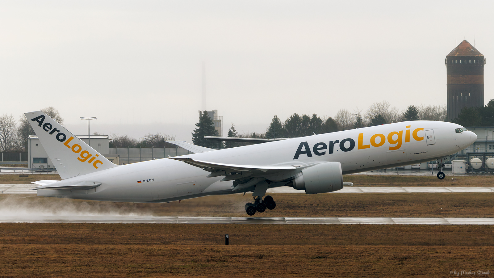 Lima Viktor beim Rotieren von der Start&Landebahn 26L