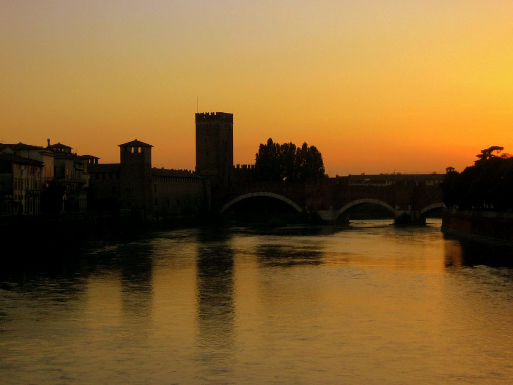 L'imbrunire.sul castello e sul ponte scaligero...