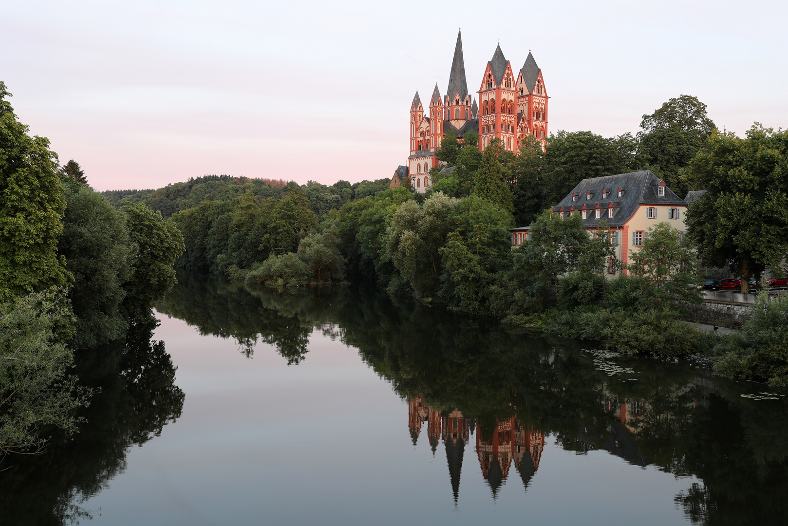 Limburger Dom  (Spiegelung am Tag)