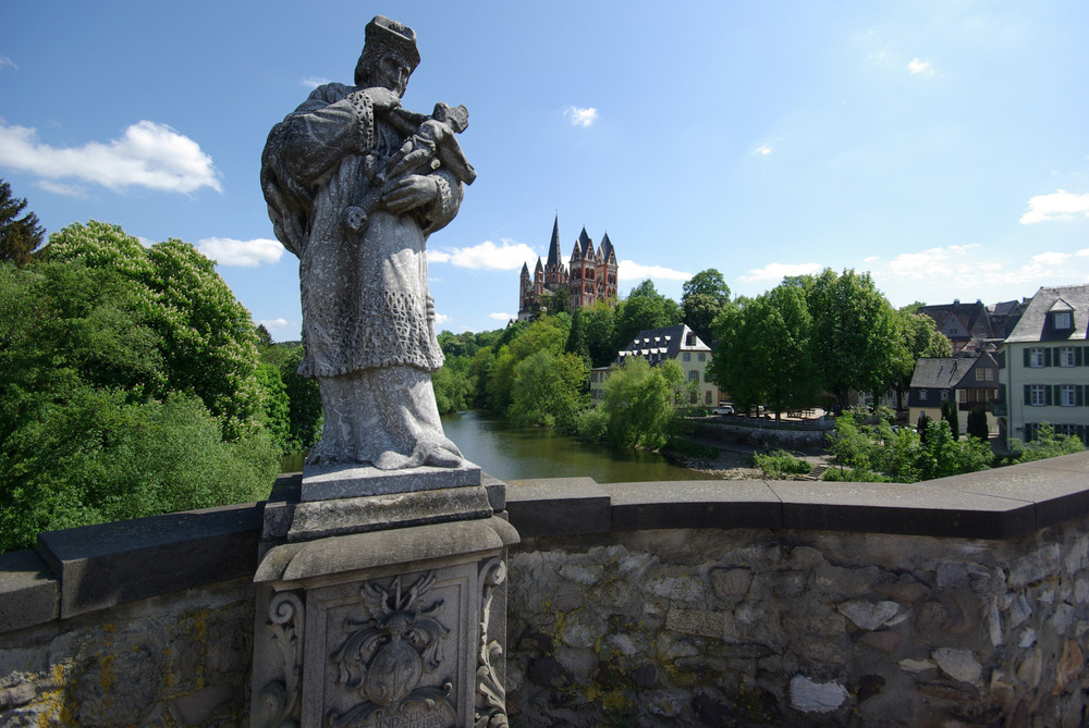 Limburger Dom von der alten Lahnbrücke mit St.Nepomuk
