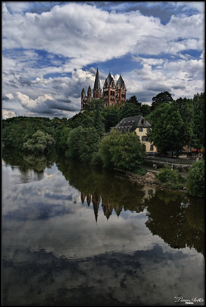 Limburger Dom von der Lahn Brücke aus gesehen