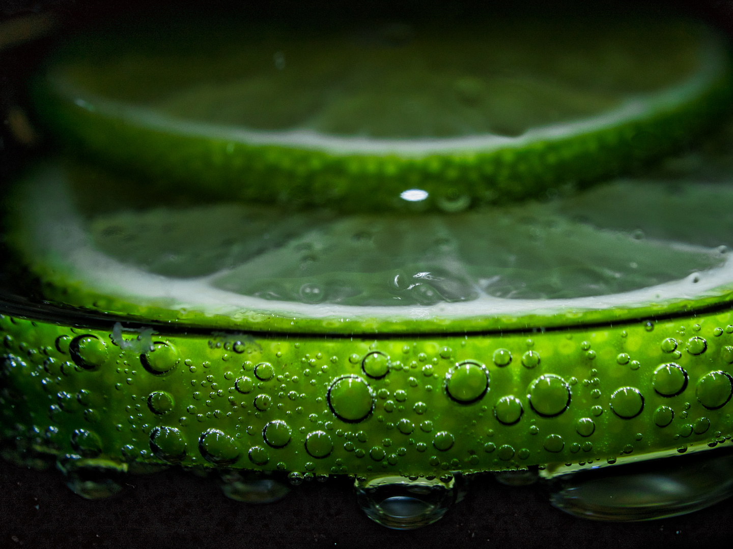 Limettenscheiben im Glas