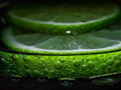 Limettenscheiben im Glas