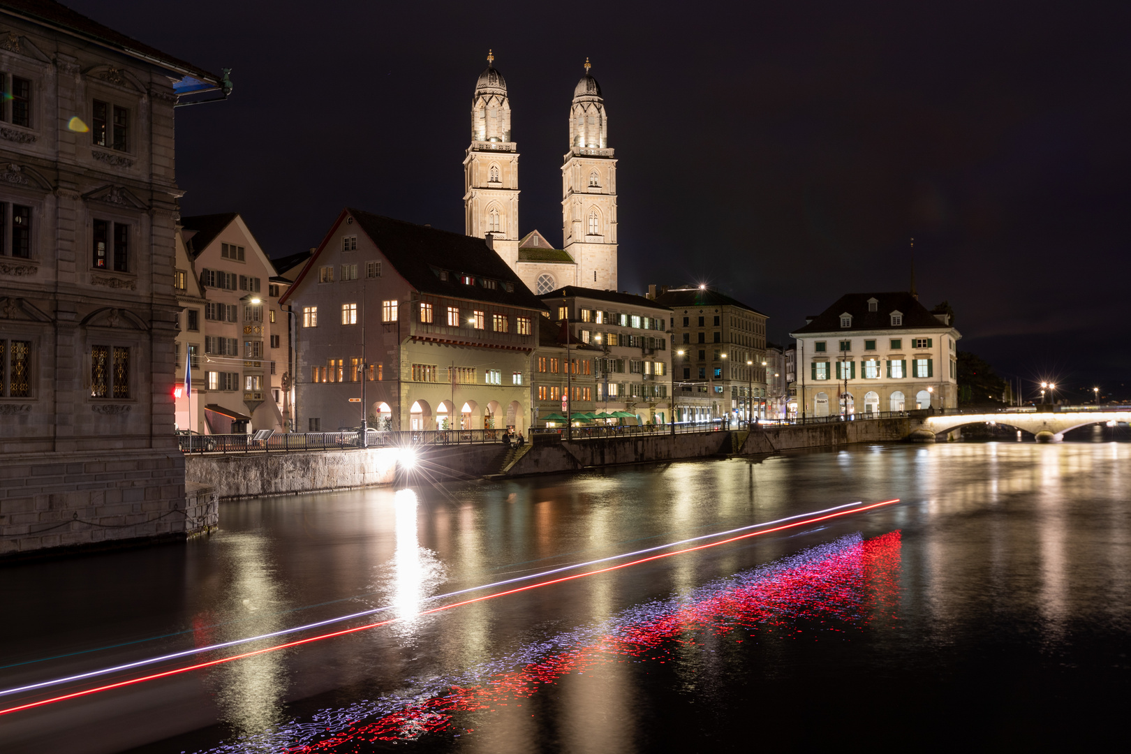 Limmat mit Grossmünster im Hintergrund