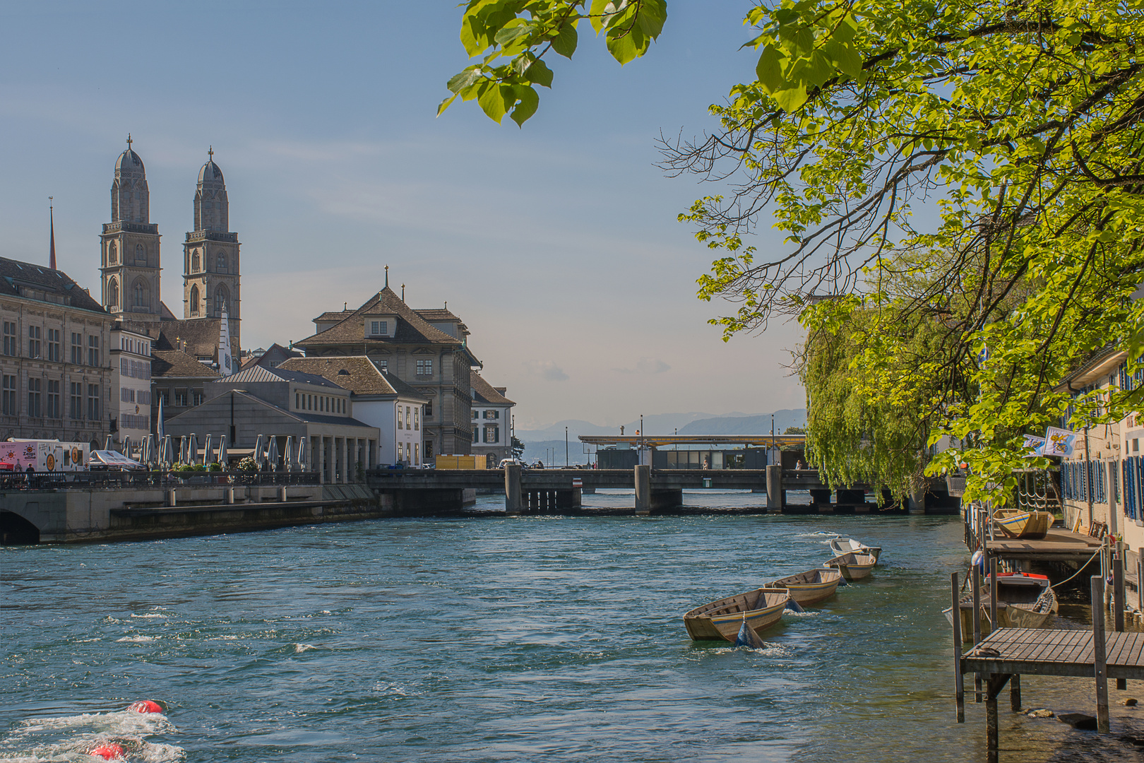 Limmat und Grossmünster Foto & Bild architektur, landschaft, schiffe