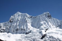 L'immensa muraglia del Chacraraju, la cima principale supera i 6100 metri