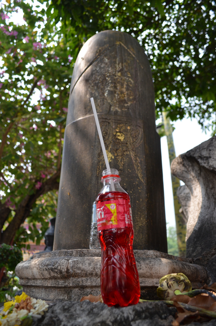 Limonadenopfergabe vor Lingamstein (Königspalast in Bangkok)