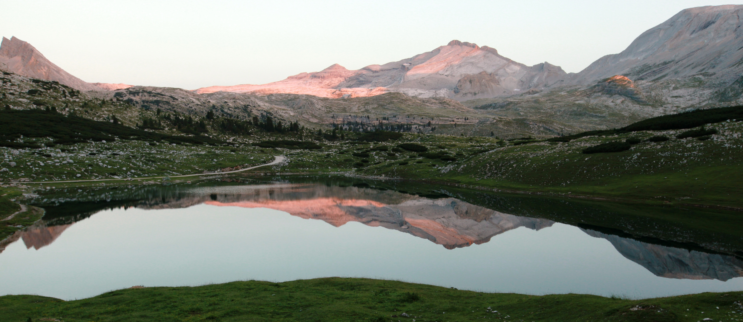 Limosee bei Sonnenaufgang im UNESCO Weltkulturerbe Dolomiten