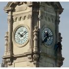 Limpiando el reloj del Ayuntamiento de Valencia