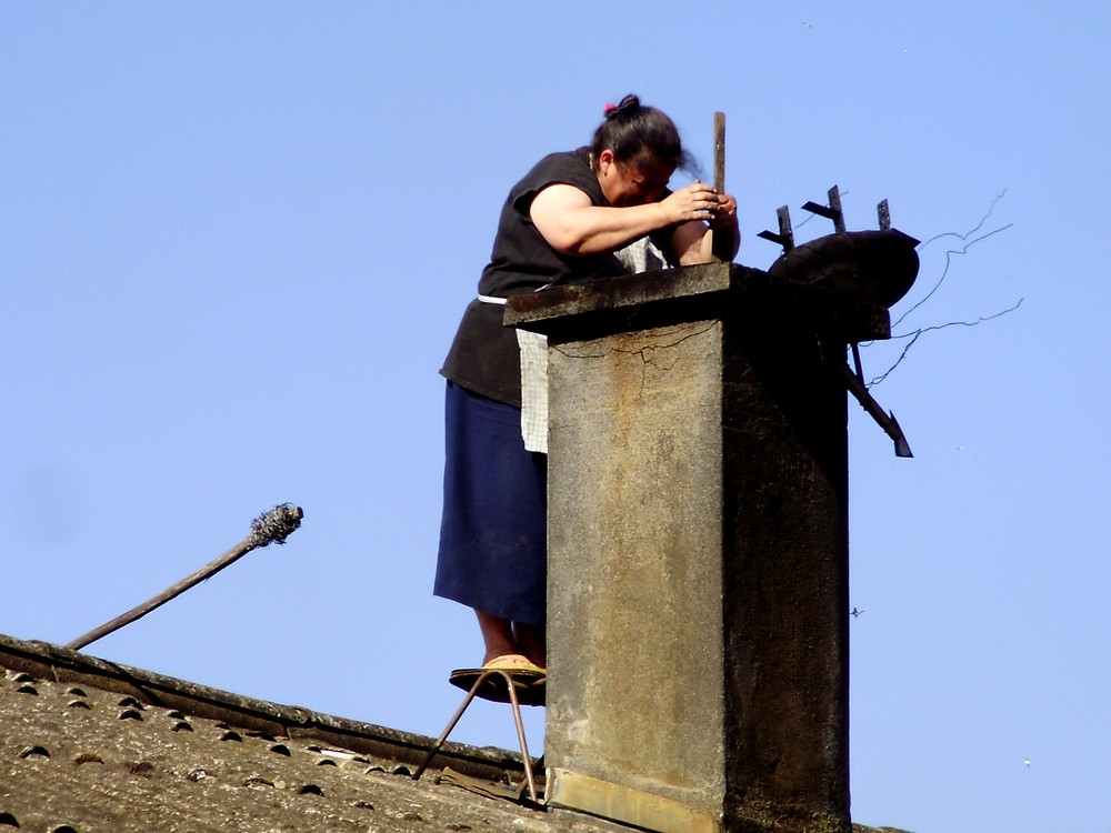 Limpiando La Chimenea