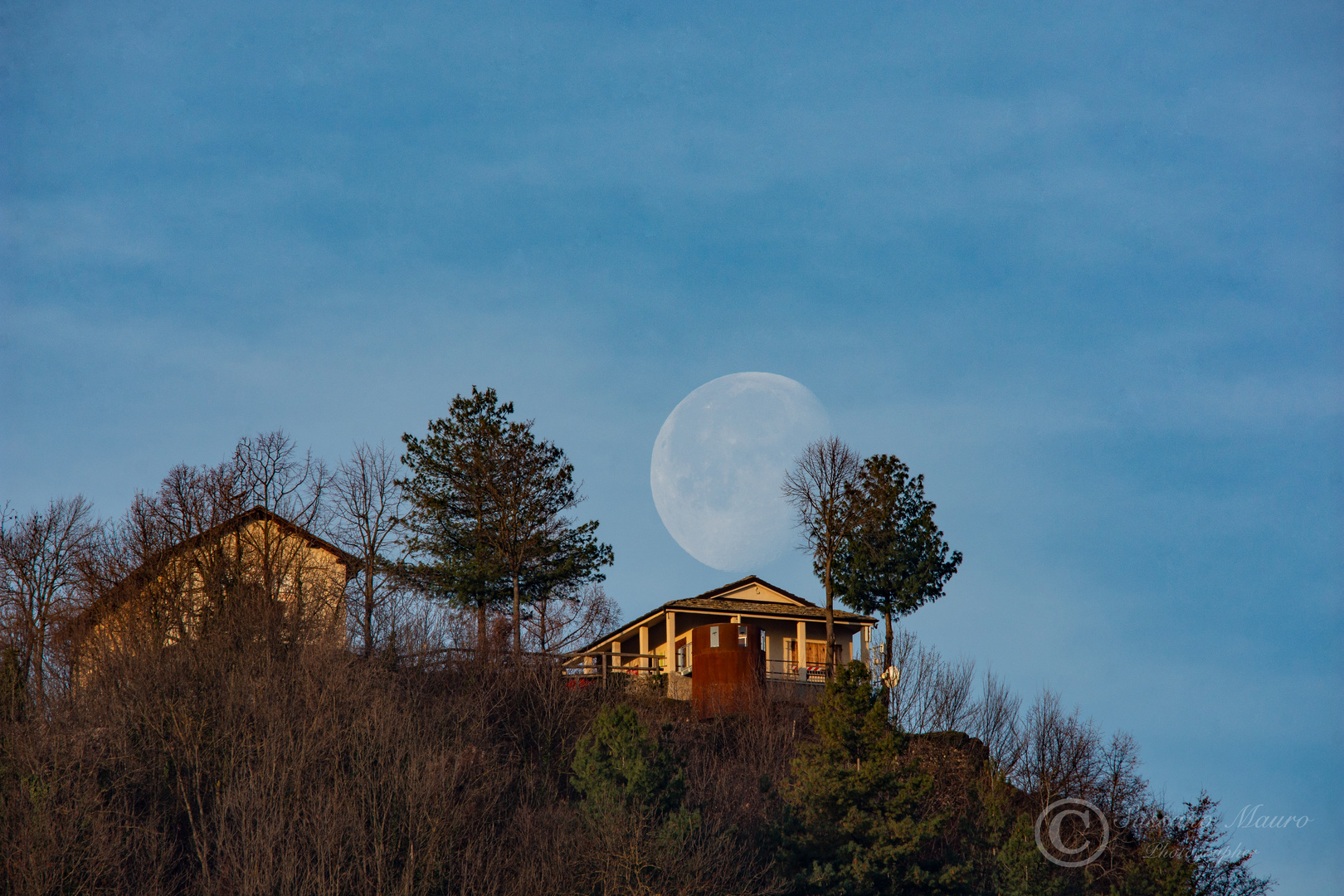 L'incontro tra la luna e Il Santuario degli Alpini