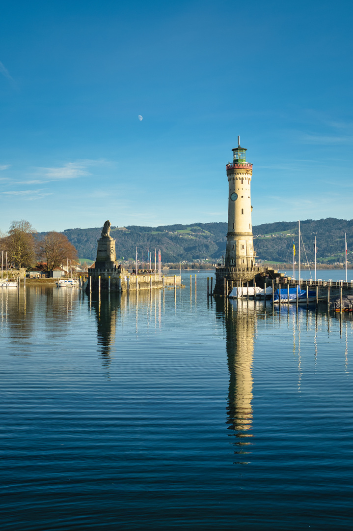 Lindau Hafeneinfahrt mit Mond 