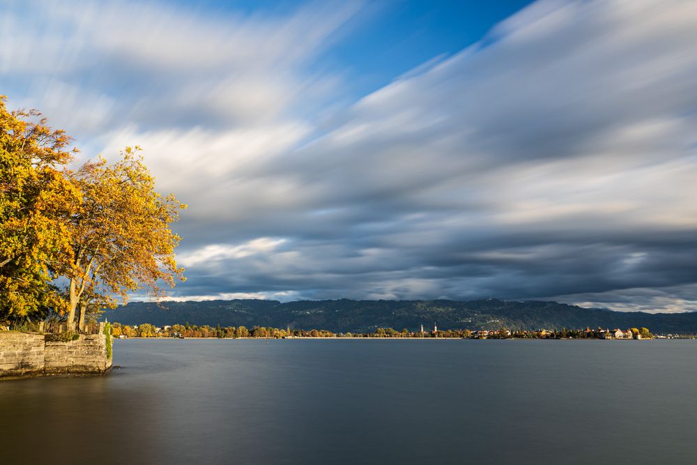 Lindau und Pfänderrücken im Herbst