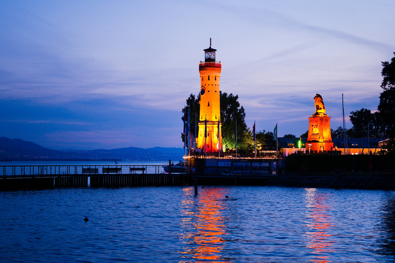 Lindauer Hafeneinfahrt zur blauen Stunde