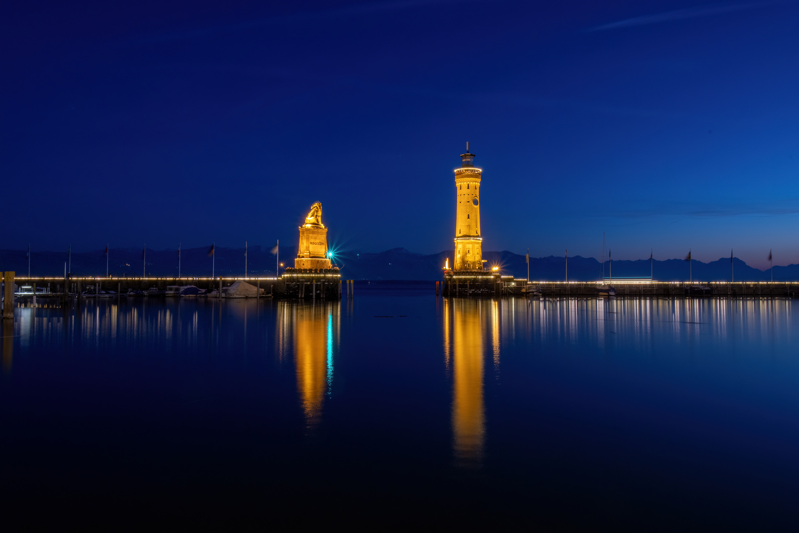 Lindauer Hafeneinfahrt zur Blauen Stunde