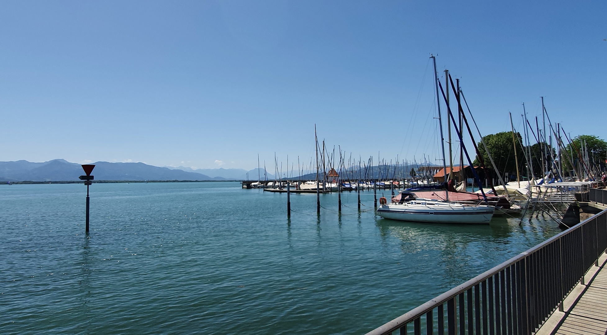 Lindauer Yachthafen und der vielversprechende Blick nach Süden ...