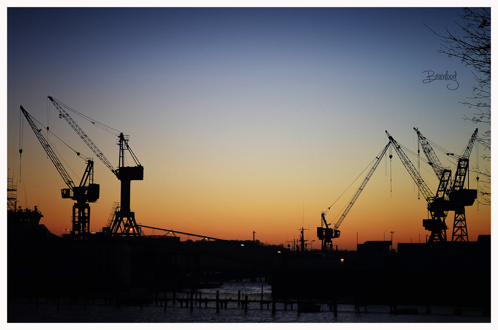 Lindenau-Werft Kiel im Sonnenuntergang