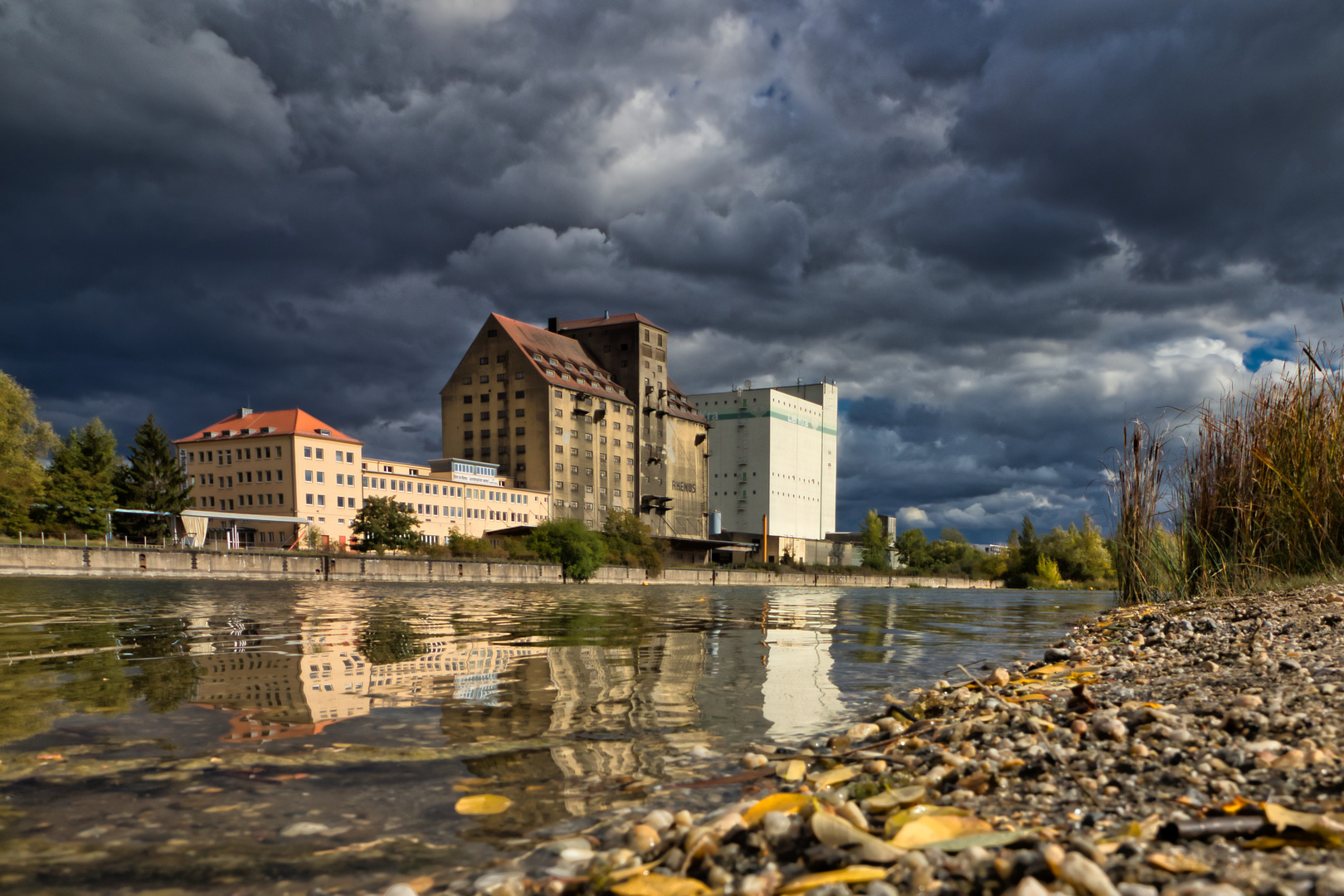 Lindenauer-Hafen Leipzig Wolken Herbst