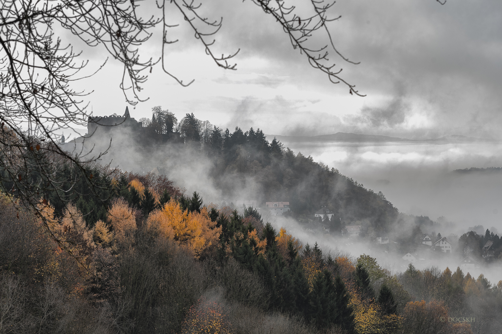 Lindenfels im Herbstnebel