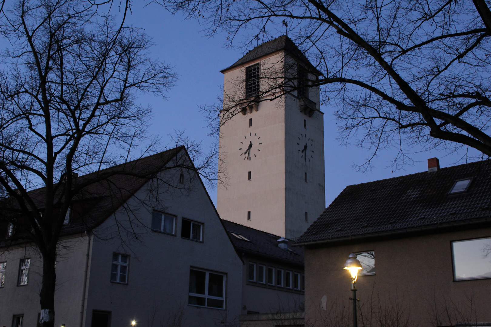 Lindenkirche bei Sonnenaufgang